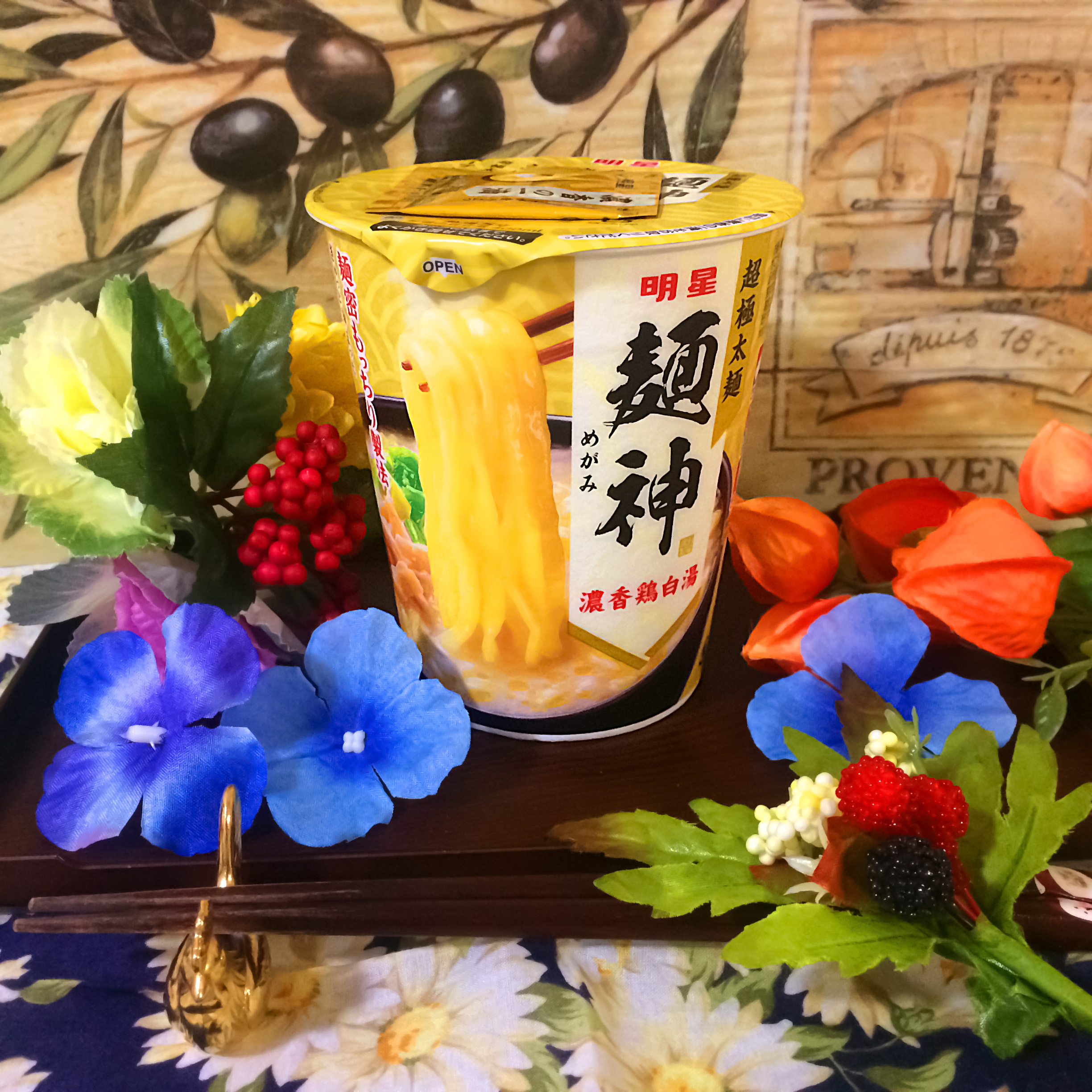 明星「麺神カップ　濃香鶏白湯」のパッケージ　発売日2022年01月11日