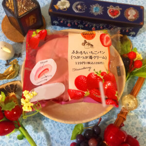 ファミリーマート「ふわもちいちごパン（つぶつぶ苺クリーム）」のパッケージ　発売日2022年1月11日