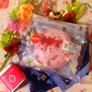 セブンイレブン「桜と苺のしっとりロール」のパッケージ　発売日 2022年03月08日