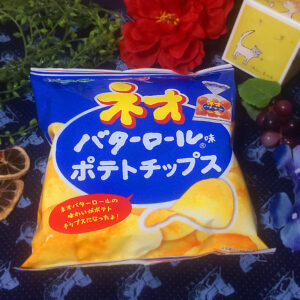 山芳製菓「ポテトチップス 　ネオバターロール味」のパッケージ　発売日 2022年4月18日