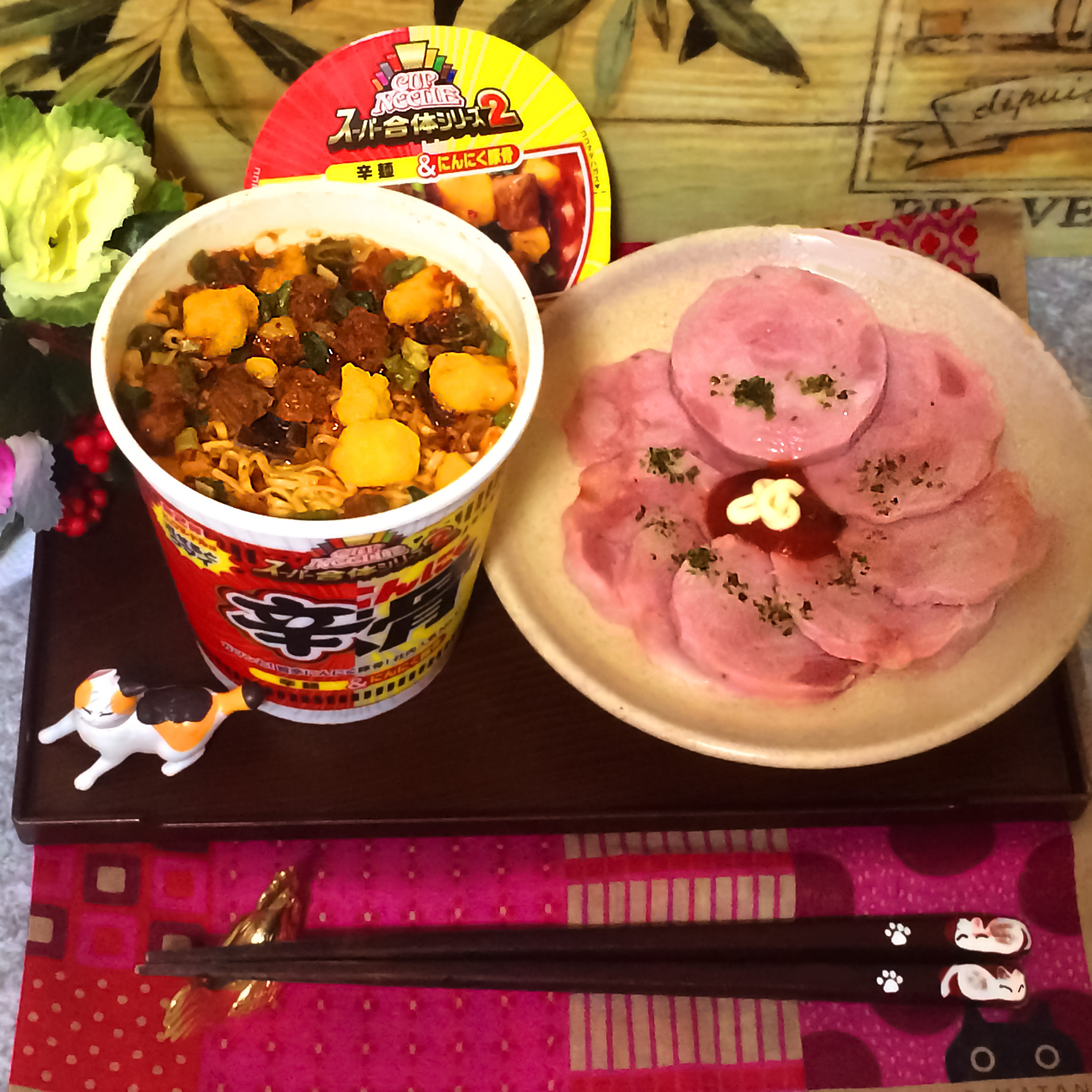 日清カップヌードル　スーパー合体シリーズ第2「辛麺&にんにく豚骨(辛骨/カラボネ) 」　発売日 2022年9月12日